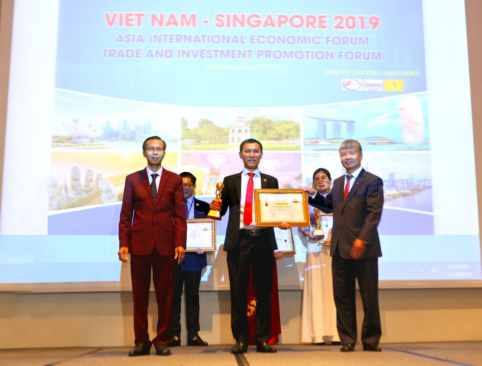 Ông Phạm Văn Khánh – Đại diện Nam A Bank nhận giải thưởng  “Doanh nghiệp tiêu biểu ASIA” tại Singapore.